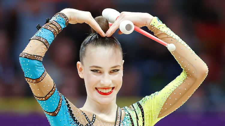 Mit Gold in allen vier Einzelentscheidungen dominiert Darja Varfolomeev die Weltmeisterschaften in der Rhythmischen Sportgymnastik in Valencia. 