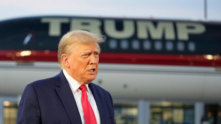 Trump will wieder US-Präsident werden. Das Polizeifoto scheint ihm dabei nicht zu schaden.