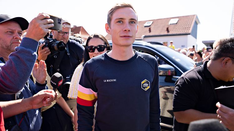 In Zivil unscheinbar, auf dem Rad ein Gigant: Jonas Vingegaard.