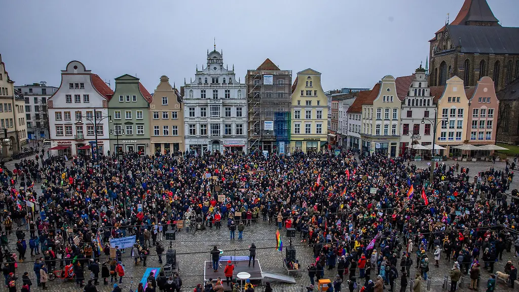 Teilnehmer-einer-Demonstration-gegen-Rechtsextremismus-in-Rostock