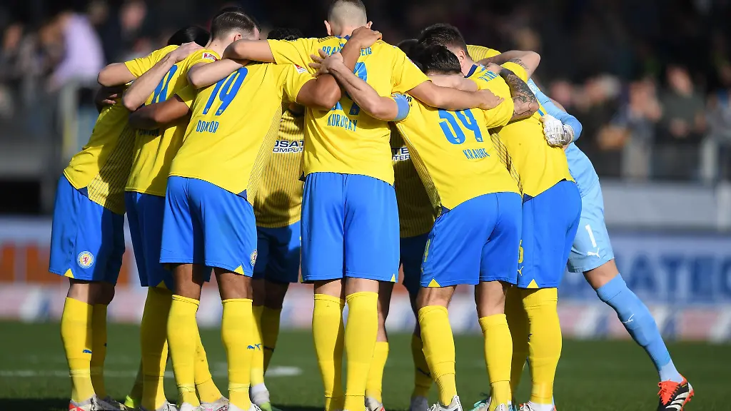 Braunschweigs-Spieler-stehen-im-Kreis-zusammen