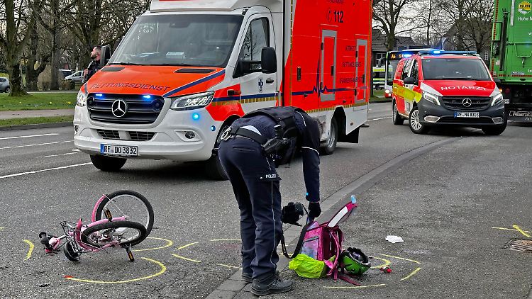 Unfall in Dorsten in NRW im März 2023: Ein sechsjähriges Kind wurde von einem LKW angefahren und schwer verletzt, als es mit dem Fahrrad an einer Ampel eine Straße überqueren wollte. Der Fahrer des LKW erfasste das Mädchen beim Rechtsabbiegen. 