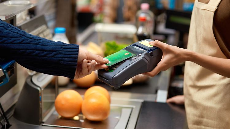 Amex, Visa oder Mastercard: Die meisten Kreditkarten ermöglichen weltweites Bezahlen ohne Bargeld.