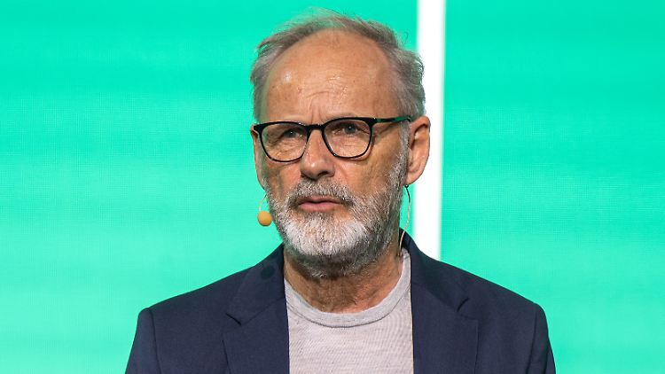 Sein neuer Freund ist der Drahtesel: Reinhold Beckmann.