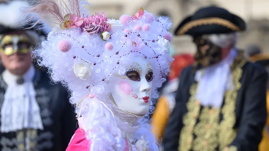 Teilnehmer-stehen-vor-Beginn-des-Elbvenezianischen-Carnevals-vor-der-Frauenkirche-auf-dem-Neumarkt
