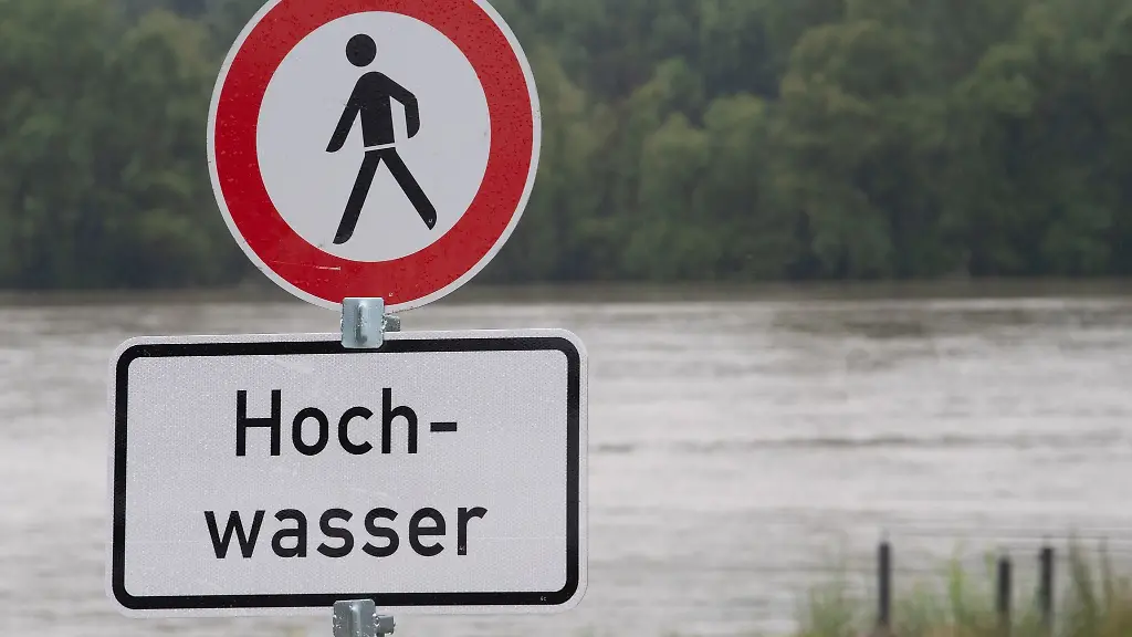 Wasserstaende-am-Rhein-steigen-laut-Prognosen-noch-bis-Dienstag