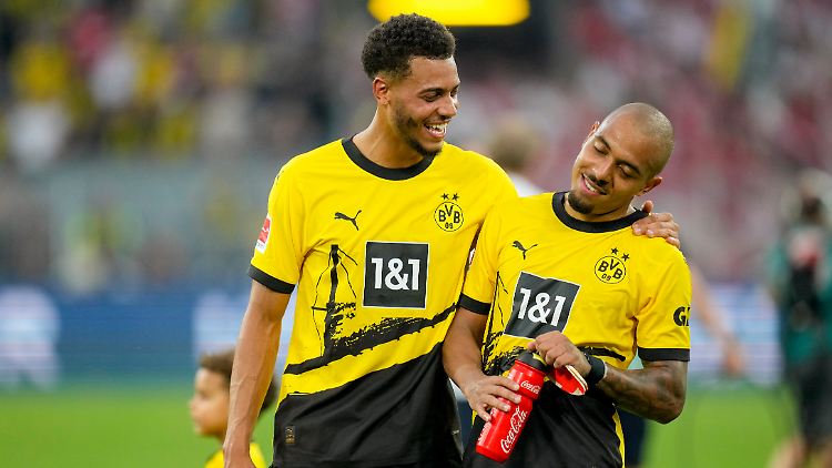 Felix Nmecha (l.) hat BVB-Stürmer Donyell Malen nach dessen Siegtreffer gegen den 1. FC Köln sehr gerne.