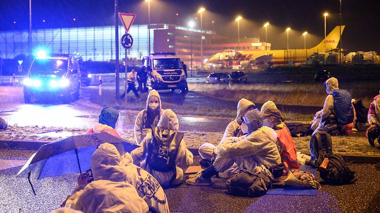 Die Aktivistengruppe "Repression Nicht Zustellbar" demonstrierte 2021 gegen den geplanten Ausbau des Flughafens und gegen die Zunahme des Luftverkehrs.