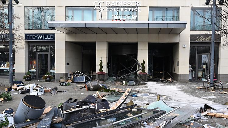 Das Aquarium in der Lobby eines Berliner Hotels nahe dem Alexanderplatz war in den frühen Morgenstunden des 16. Dezember 2022 geplatzt.