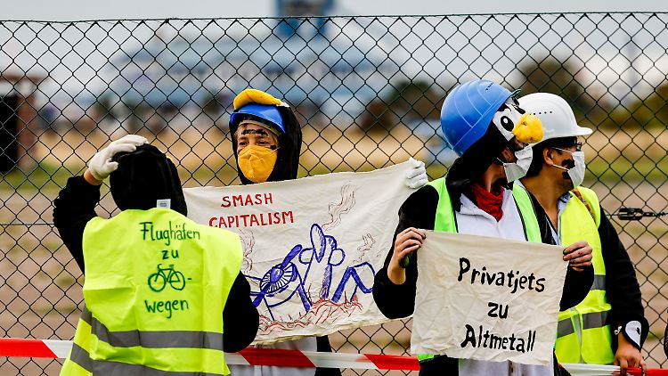 Als Pinguine verkleidete Aktivisten der Gruppe "Am Boden bleiben" versuchen den Flughafen auf Sylt zu blockieren.