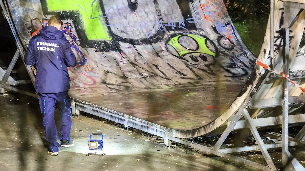 Ein-Kriminaltechniker-untersucht-eine-Halfpipe-in-einem-Skatepark-in-Meinerzhagen