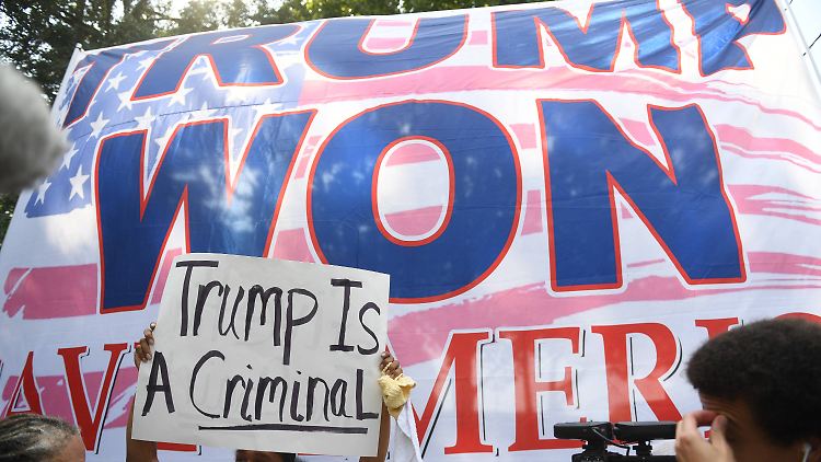 Trump-Fans und Gegner zeigten sich bei dessen Ankunft in Atlanta. 