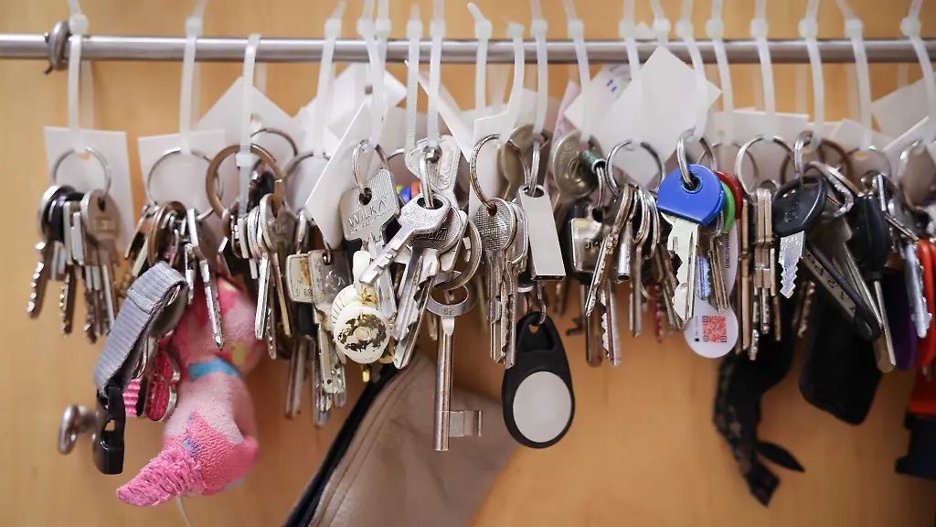 Zahlreiche-verlorene-Schluessel-haengen-an-einer-Stellwand-bei-der-Einweihung-des-neuen-Fundbueros-in-Hamburg