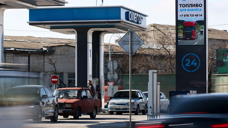 Auch in der Krim-Hauptstadt Simferopol klagen Autofahrer über geschlossene Tankstellen.