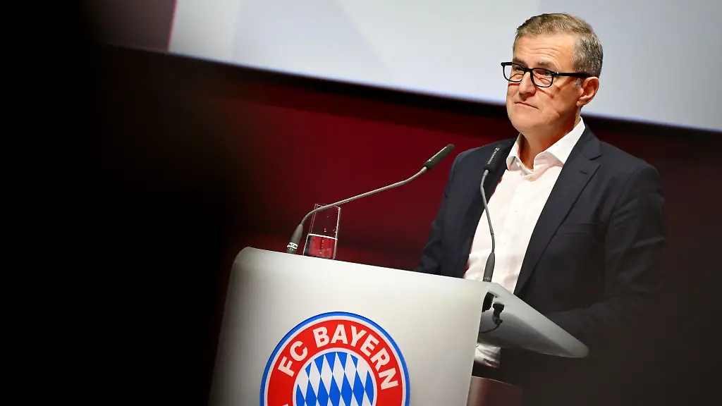 Der-Vorstandsvorsitzende-des-FC-Bayern-Muenchen-Jan-Christian-Dreesen-kritisiert-die-organisierten-Fans-die-vielerorts-mit-dem-Werfen-von-Tennisbaellen-den-Spielbetrieb-lahmlegen-scharf