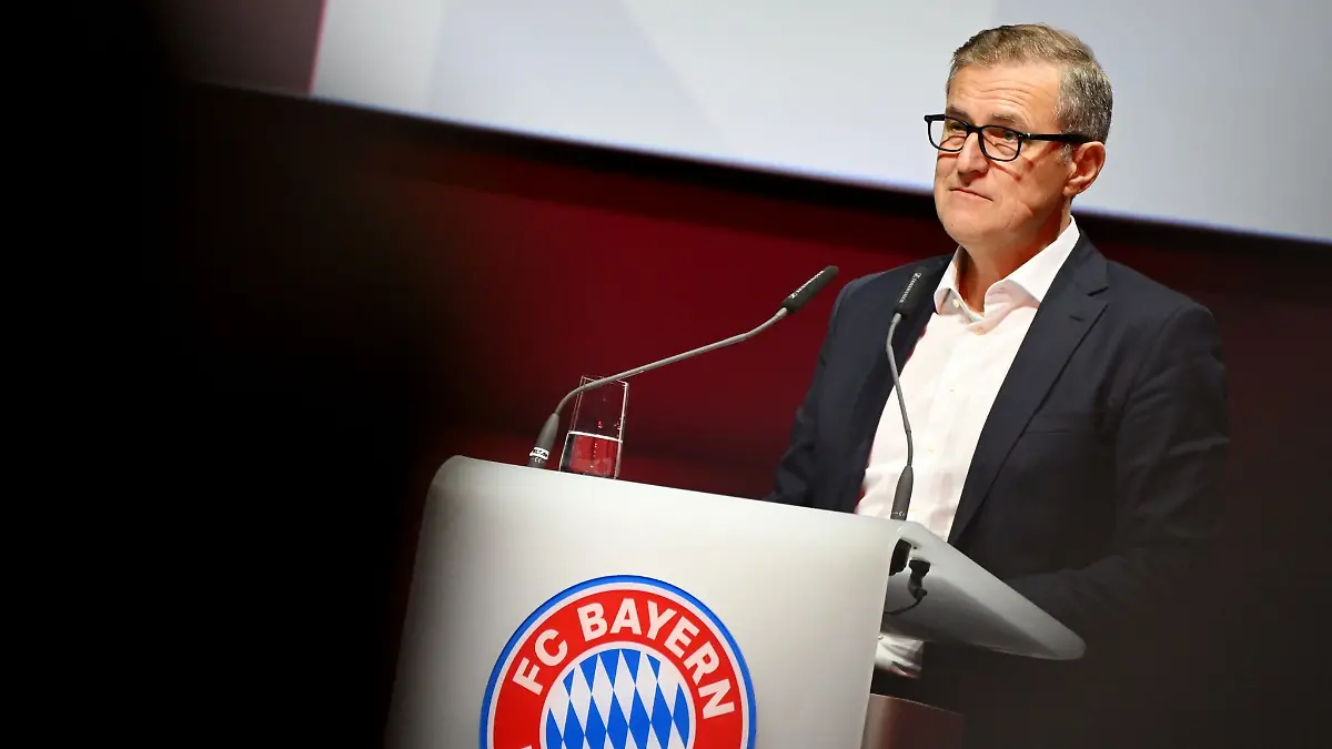 Der-Vorstandsvorsitzende-des-FC-Bayern-Muenchen-Jan-Christian-Dreesen-kritisiert-die-organisierten-Fans-die-vielerorts-mit-dem-Werfen-von-Tennisbaellen-den-Spielbetrieb-lahmlegen-scharf