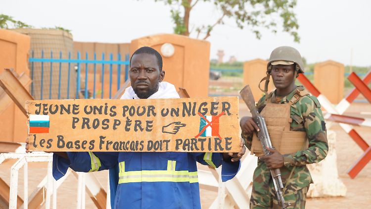 Ein Unterstützer der Putschisten im Niger fordert den Abzug aller französischen Soldaten. 