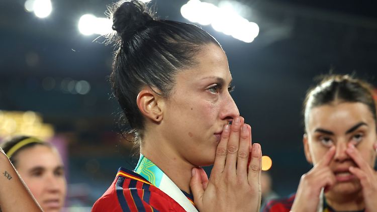 "Diese Art Vorkommnisse zählen zu einer langen Liste an Situationen, die die Spielerinnen in den vergangenen Jahren verurteilt haben", schreibt Jennifer Hermoso zur Debatte über das Verhalten von Verbandschef Luis Rubiales.