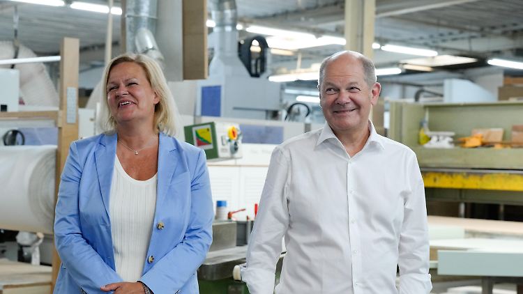 Mehr als kleinteilige Reparaturen nötig: Kanzler Scholz und Innenministerin Faeser besuchen Mitte August eine Schreinerei in Hessen.
