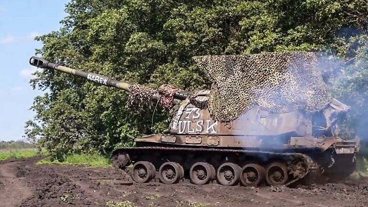 Eine russische Panzerhaubitze vom Typ Msta-S im Raum Kupjansk.