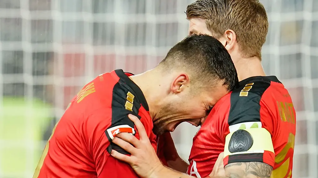 Wiesbadens-Ivan-Prtajin-l-jubelt-mit-Teamkollege-Marcus-Mathisen-ueber-seinen-Treffer-zum-1-0