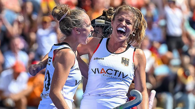 Lisa Nolte (links) und Sonja Zimmermann jubeln nach dem Tor zum 1:0 gegen England.