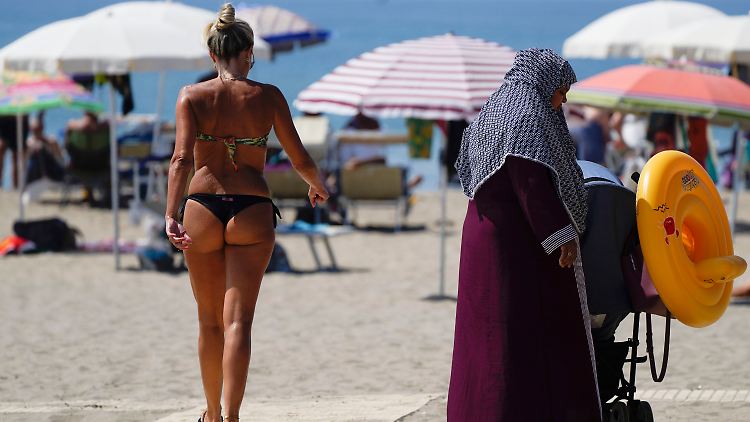 Welten treffen am Strand aufeinander - aber nicht mehr so häufig wie früher.