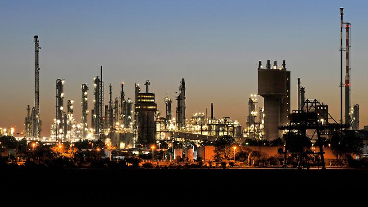 Der Chemiekonzern BASF verbraucht an seinem Standort in Ludwigshafen neben Gas als Energieträger etwa ein Prozent des Stroms in Deutschland. Einige Produktionsanlagen stehen wegen der Energiekrise bereits still.