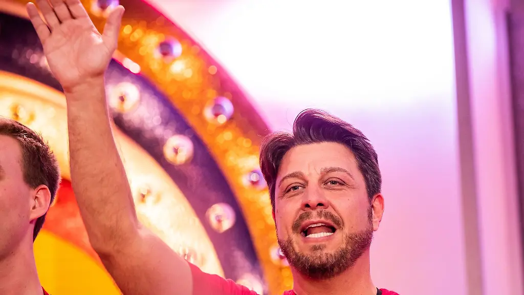 Thomas-Neger-steht-mit-seiner-Musikgruppe-Die-Humbas-auf-der-Buehne