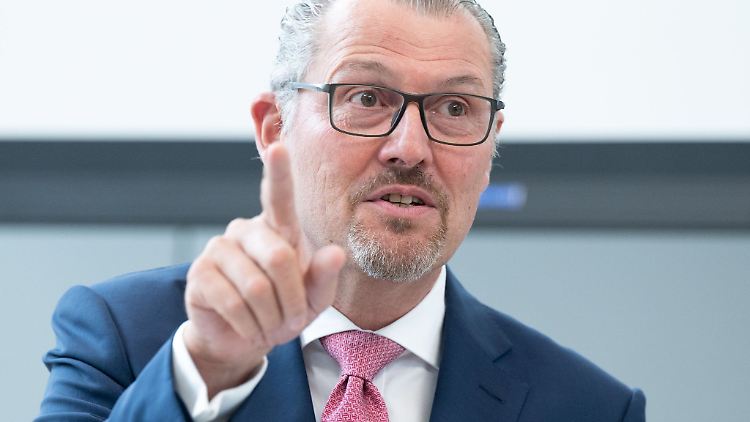 "Ein Teil der Ampel schlafwandelt durch die Krise", kritisiert Arbeitgeberpräsident Rainer Dulger.