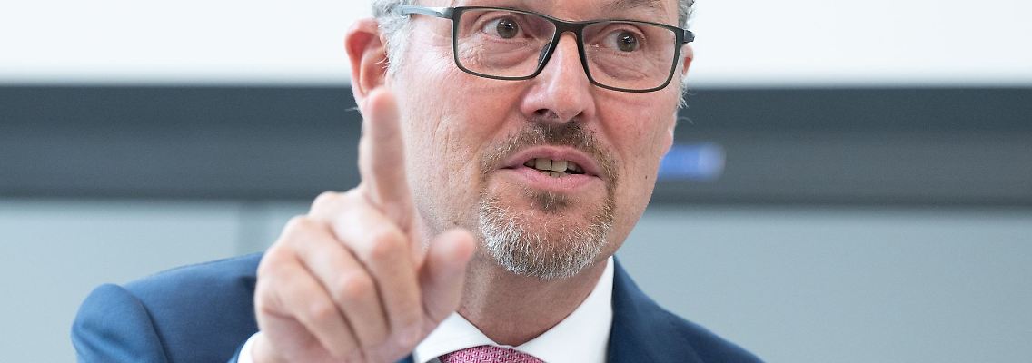 "Ein Teil der Ampel schlafwandelt durch die Krise", kritisiert Arbeitgeberpräsident Rainer Dulger.