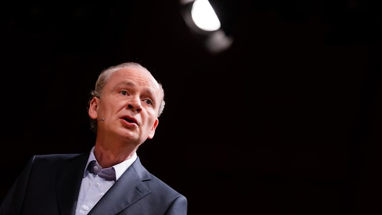 Der Autor geht mit seinem Theatermonolog auf Deutschlandtour - und wird dabei sein Schauspiel-Debüt feiern.