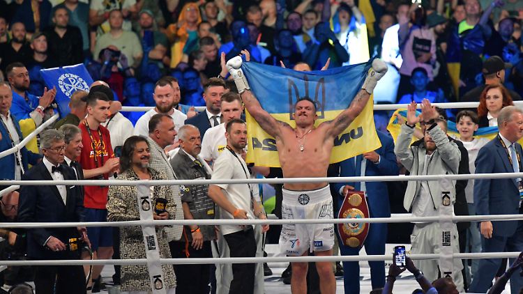 Wenige Minuten vor dem Kampf wurde der ukrainische Präsident Wolodymyr Selenskyj zugeschaltet.