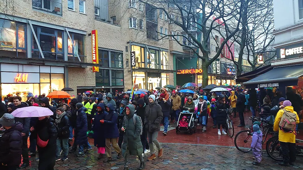 Teilnehmer-einer-Demonstration-gegen-rechts-ziehen-durch-den-Stadtteil-Ottensen