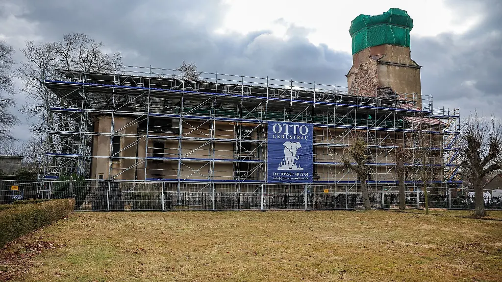 Eingeruestet-und-mit-einem-Behelfsdach-ist-die-ausgebrannte-Kirche-in-Grossroehrsdorf