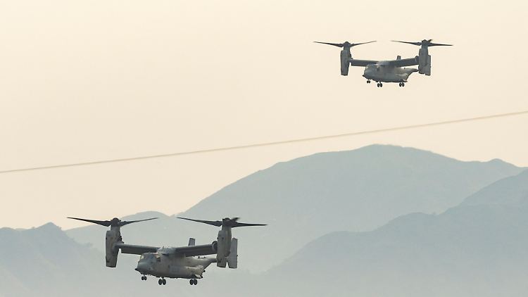 US-Flugzeuge vom Typ V-22 Osprey bei einer Übung. 