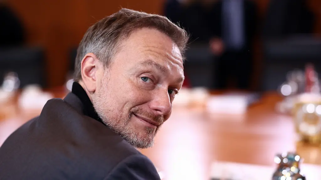 2024-02-07T102009Z-1229878560-RC2MX5AOYJE5-RTRMADP-3-GERMANY-POLITICS-CABINET