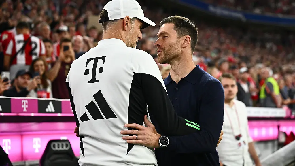 Muenchens-Trainer-Thomas-Tuchel-l-und-Leverkusens-Trainer-Xabier-Alonso-Olano-begruessen-sich-vor-dem-Spiel