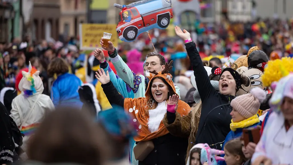 Narren-ziehen-beim-Festumzug-2023-durch-den-Ort-mit-der-laengsten-Karnevalstradition-in-Thueringen