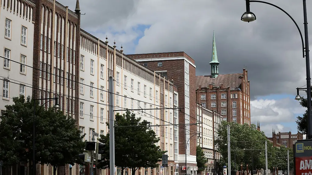 Wohnhaeuser-in-der-Langen-Strasse-im-Rostocker-Stadtzentrum