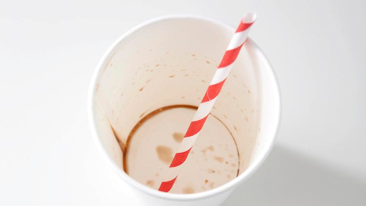 Auch Trinkhalme und Becher aus Papier sind oft mit schädlicher Chemie belastet.