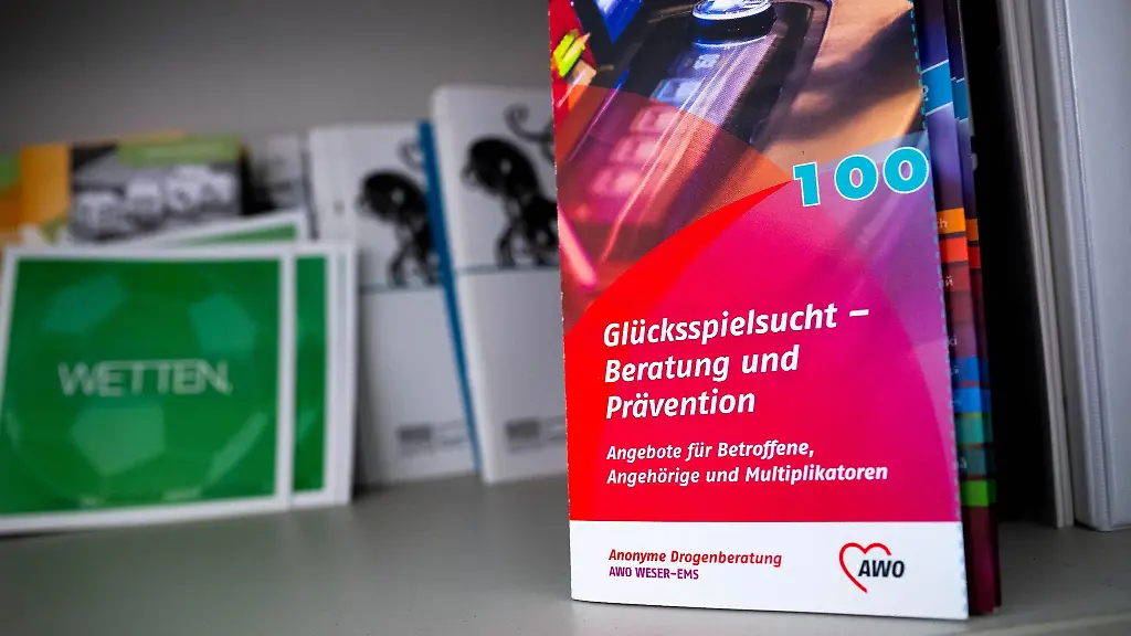 Ein-Flyer-mit-der-Aufschrift-Gluecksspielsucht-Beratung-und-Praevention