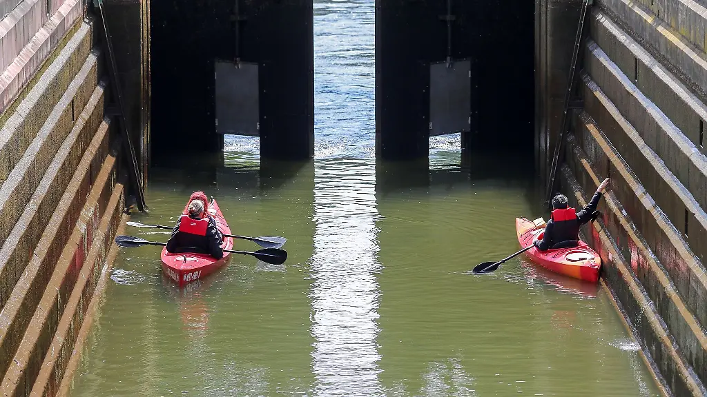 Kanufahrer-warten-in-einer-Schleuse-auf-der-Unstrut