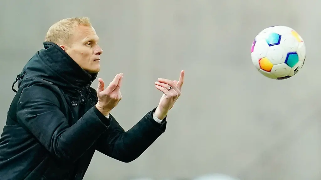 Schalkes-Trainer-Karel-Geraerts-wirft-den-Spielball