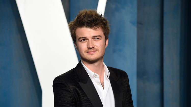 Joe Keery spielt in der Serie die Rolle eines Jungen namens Steve Harrington.