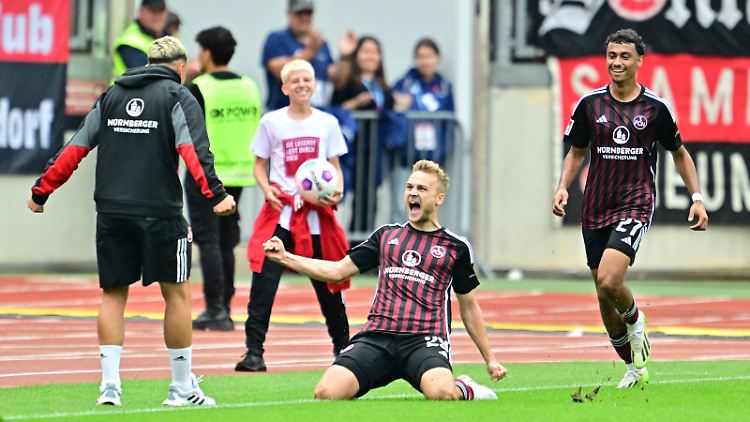 Tim Handwerker freut sich über sein Tor zum 2:1 für den 1. FC Nürnberg.