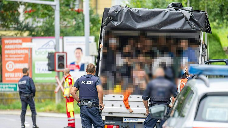 Auf engstem Raum befanden sich 53 Menschen unter der Plane des Kleinlastwagens.