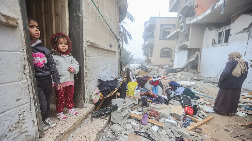 Nach-israelischen-Luftangriffen-suchen-die-Bewohner-von-Rafah-in-den-Truemmern-nach-ihren-Habseligkeiten-Laut-UNICEF-sind-mindestens-17-000-Kinder-im-Gazastreifen-unbegleitet-oder-von-ihren-Eltern-getrennt