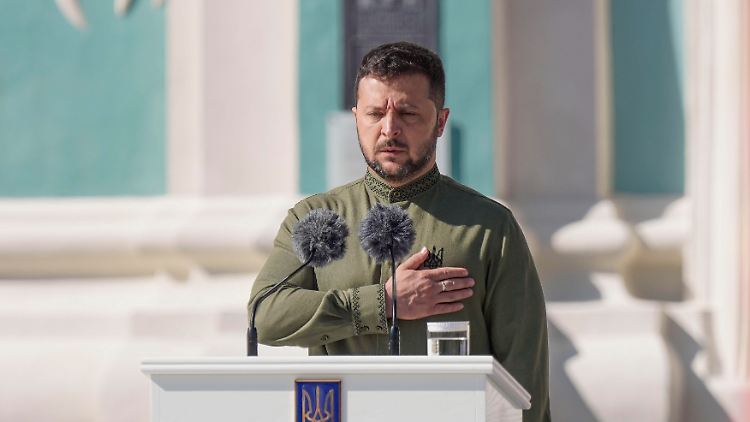 Die Hand gehört symbolisch aufs ukrainische Herz, in Kriegszeiten besonders, findet Präsident Selenskyj.