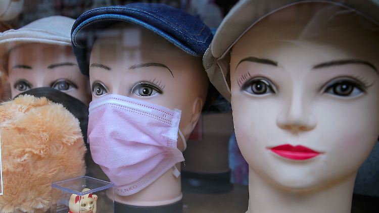 Bisher nur im Schaufenster zu sehen, bald auch wieder öfter auf deutschen Straßen? Die Corona-Schutzmaske könnte ab Herbst wieder nötig werden.